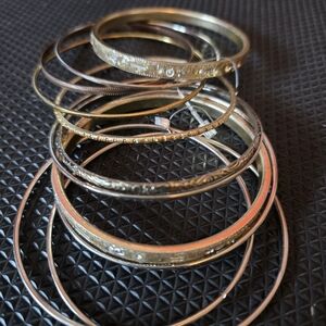 Gold Tone Women’s Bangle Bracelet Set – Elegant Layered Design